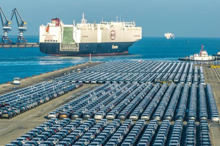 Llegó el primer barco con casi 6000 autos chinos