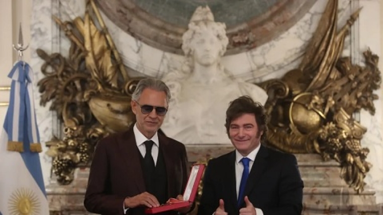 El presidente condecoró a Andrea Bocelli que cantó en la Casa Rosada