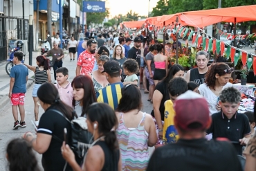 EXITOSA EDICIÓN DE “NOCHE DE PEATONAL” EN AVENIDA JUAN DOMINGO PERÓN EN EL MARCO DE LAS FIESTAS