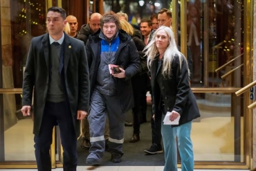 Nobel de la Paz: Milei llegó a Oslo con el mameluco de YPF