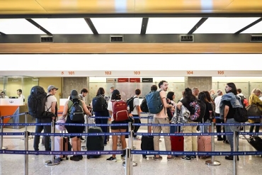 El Gobierno habilita el cobro de la salud y la educación universitaria a los inmigrantes