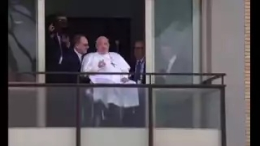 El papa Francisco fue dado de alta y reapareció en público tras 38 días de internación