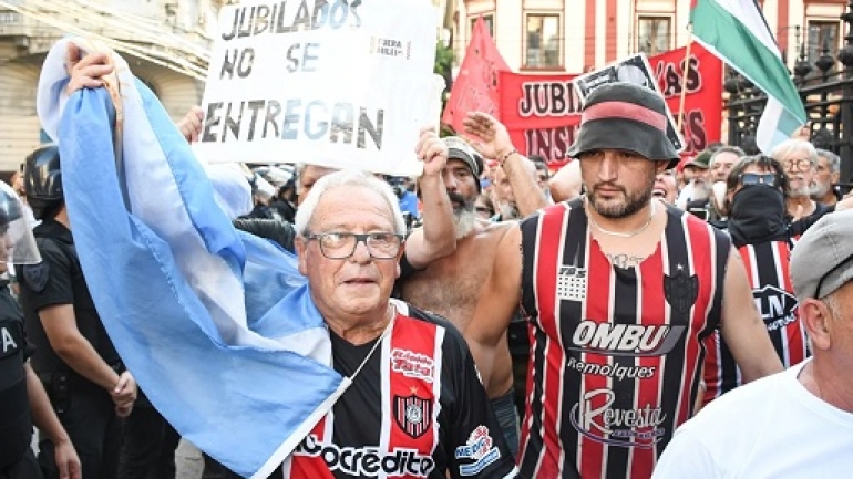 Hinchas de fútbol marcharán con los jubilados y el gobierno intentó minimizar la convocatoria