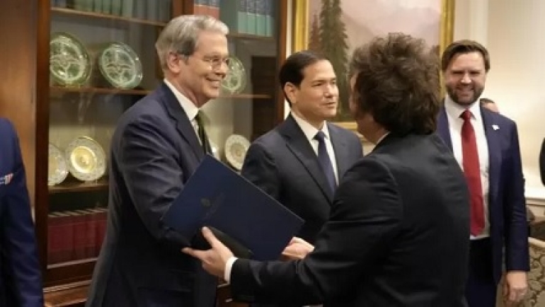 Bessent anunció que la ayuda de EE.UU. podría llegar a US$40.000 millones