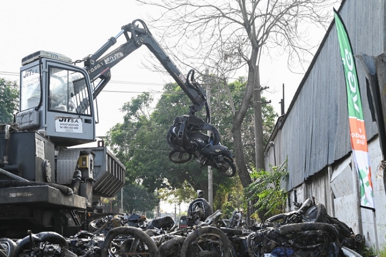 LA MUNICIPALIDAD DE VILLA GOBERNADOR GÁLVEZ COMPACTÓ MÁS DE 700 VEHÍCULOS QUE ESTABAN EN EL CORRALÓN HACE MUCHOS AÑOS