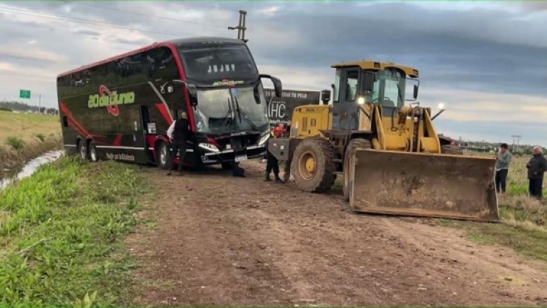 Quedó barado en Funes un colectivo que iba a Jujuy