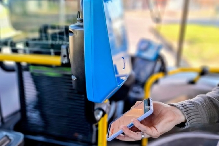 Ya se puede viajar en colectivo pagando con tarjeta de crédito, débito y QR