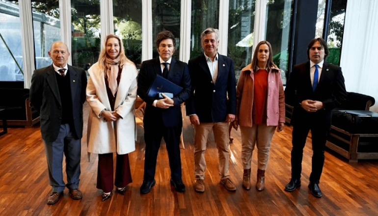 Mesa de Enlace: "Milei nos dijo que el próximo impuesto que va a bajar son las retenciones"