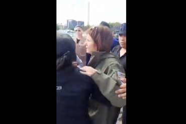"¡Mojate como nos mojamos nosotros!": Forcejeos e insultos contra Bullrich y Petri en Bahía Blanca