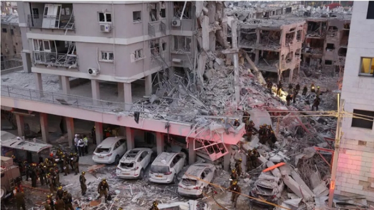 Al menos 13 muertos en Israel, incendios y dos agentes del Mossad detenidos