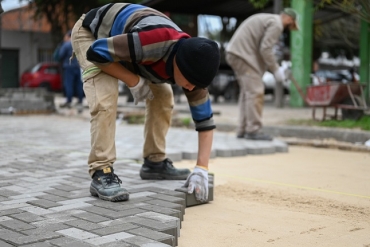 BARRIO TALLERES: COMENZÓ LA PAVIMENTACIÓN CON ADOQUINES PRODUCIDOS EN LA PLANTA MUNICIPAL