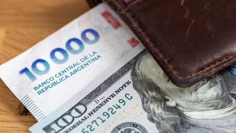 Presión al Peso: Soja y petróleo se desploman, Brasil y China devalúan