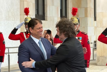 Javier Milei se reunió con el gobernador de San Pablo respaldando la candidatura de Flávio Bolsonaro en Brasil
