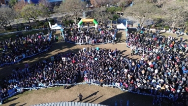EL ANFITEATRO MUNICIPAL SE VISTIÓ DE CELESTE Y BLANCO PARA LA PROMESA DE LEALTAD A LA BANDERA DE MÁS 1500 NIÑOS Y NIÑAS