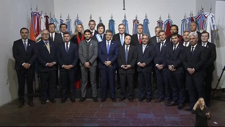 Milei convoca a los gobernadores para el jueves y se pone al frente de una mesa de diálogo