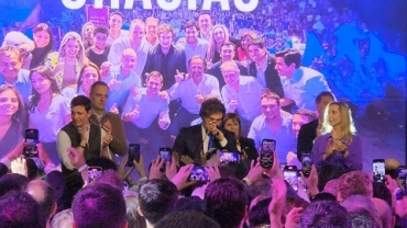 Milei festejó el batacazo de LLA, dejó en suspenso los cambios de Gabinete y ratificó a su "Triángulo de Hierro"