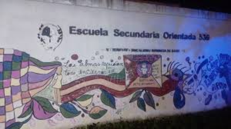 Balearon una escuela en la zona noroeste de Rosario y dejaron una nota intimidatoria