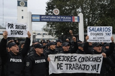"Malestar de la Policía Santafesina": Marchan contra el gobierno de Pullaro en las puertas de la Jefatura URII