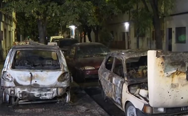 Los Quemacoches atacaron nuevamente