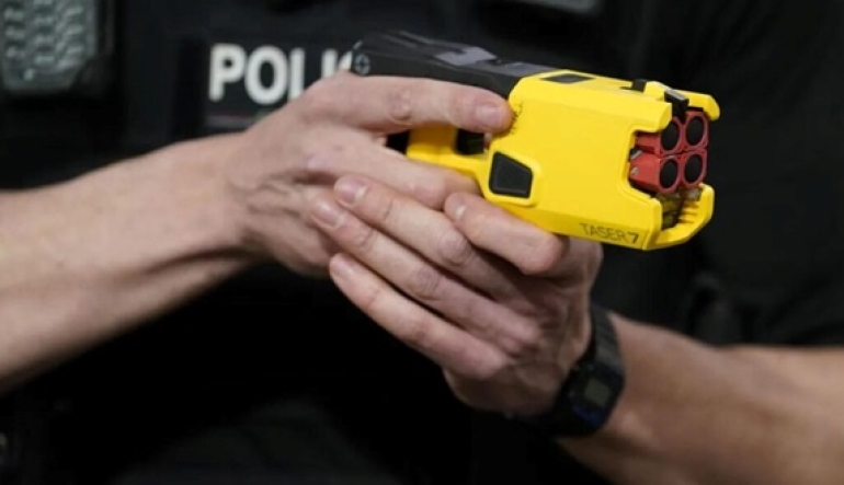 Se licitó la compra de las primeras pistolas Taser para la policía de Santa Fe