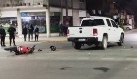 Conducía alcoholizado una camioneta y chocó una moto dejando dos heridos graves