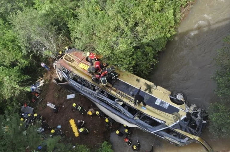 Al menos 9 muertos en Misiones: un colectivo chocó y cayó a un arroyo